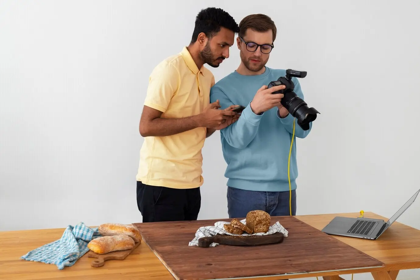 Halbnahe Aufnahme von spezialisierten Fotografen bei der Arbeit im Studio.