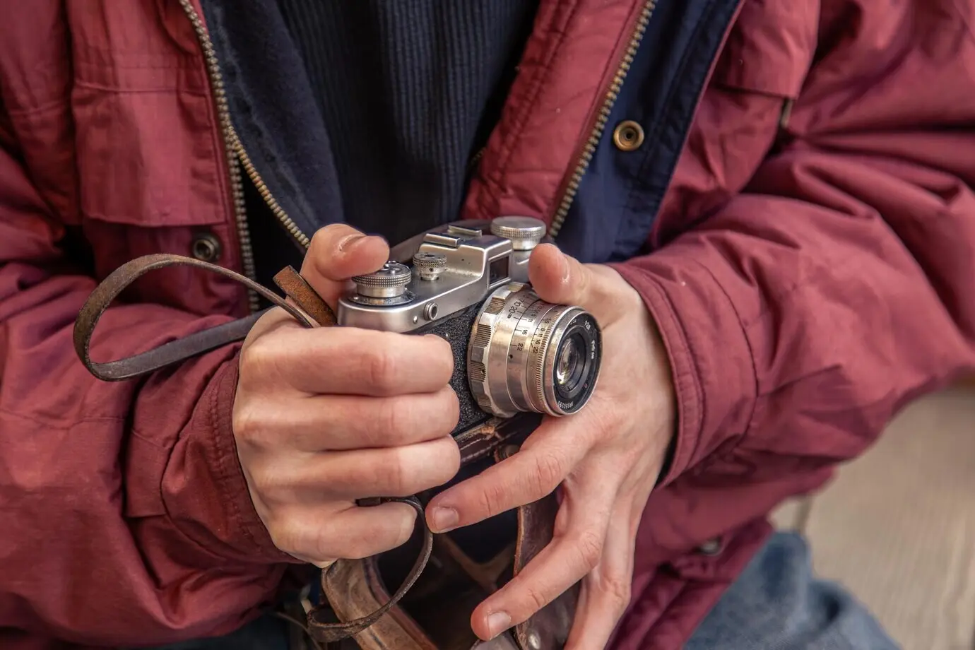 Nahaufnahme einer Vintage-Filmkamera in männlichen Händen, Filmfotograf, Retro-Kamera.