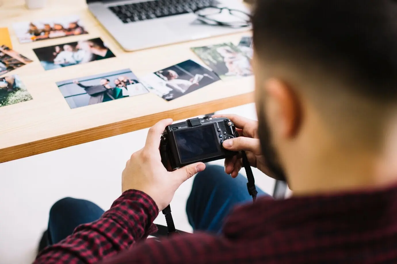 Fotograf blickt in die Kamera