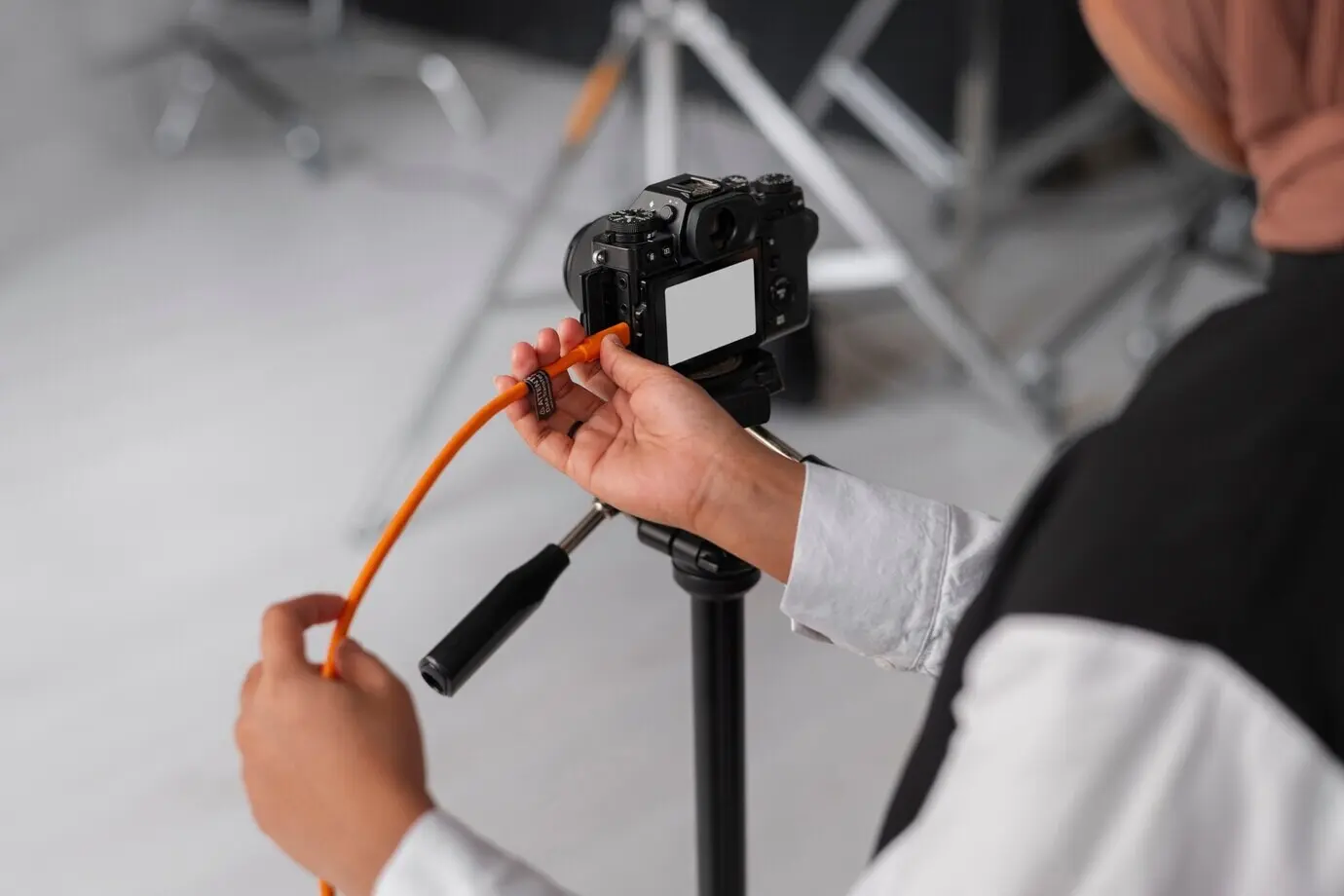 Frau mit Fotoapparat in Seitenansicht